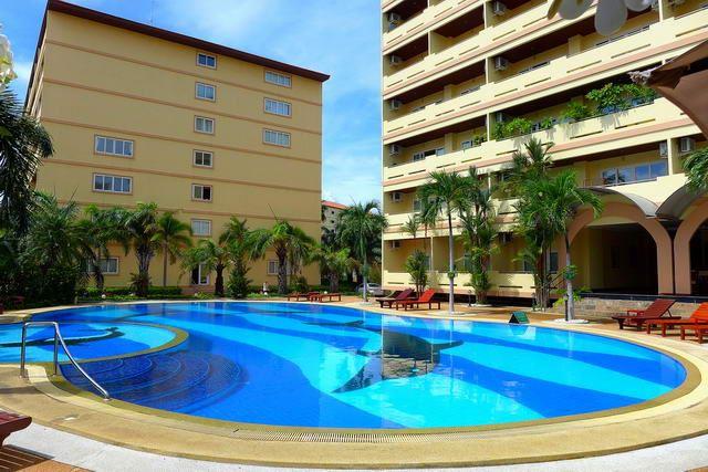 Condominium for sale Jomtien showing the communal pool and condo building Condominium for sale Jomtien showing the communal pool and condo building