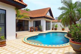 House for sale View Talay Villas Jomtien showing the house and pool