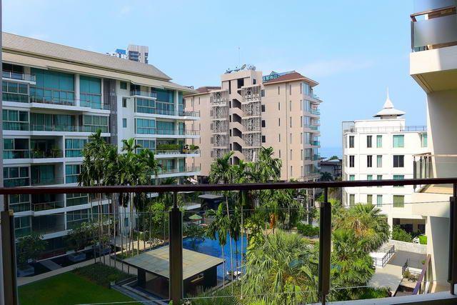 Condominium for sale Wong Amat showing the balcony view Condominium for sale Wong Amat showing the balcony view