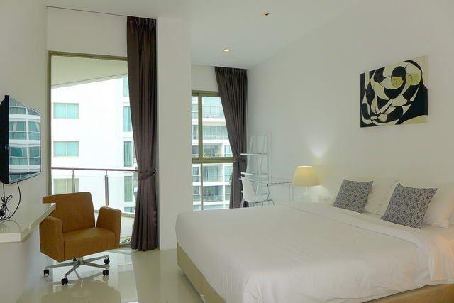 Condominium for sale Wong Amat showing the master bedroom suite Condominium for sale Wong Amat showing the master bedroom suite