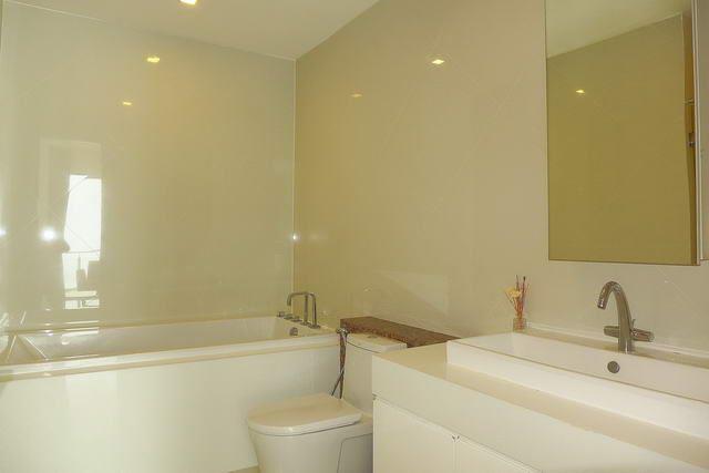 Condominium for sale Wong Amat showing the master bathroom Condominium for sale Wong Amat showing the master bathroom