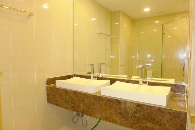 Condominium for sale Pratumnak Hill showing the bathroom Condominium for sale Pratumnak Hill showing the bathroom