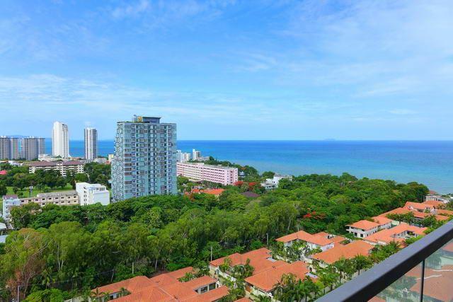 Condominium for sale Pratumnak Hill showing the balcony view Condominium for sale Pratumnak Hill showing the balcony view
