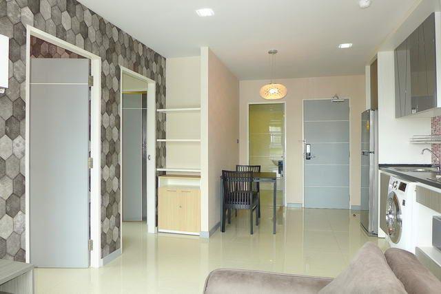  Condominium for sale North Pattaya showing the dining and kitchen areas