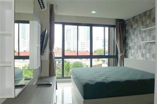  Condominium for sale North Pattaya showing the master bedroom
