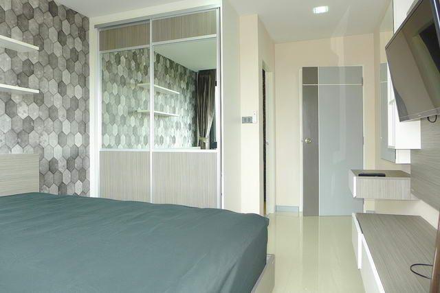  Condominium for sale North Pattaya showing the master bedroom suite