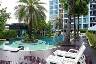  Condominium for sale North Pattaya showing the communal pool 