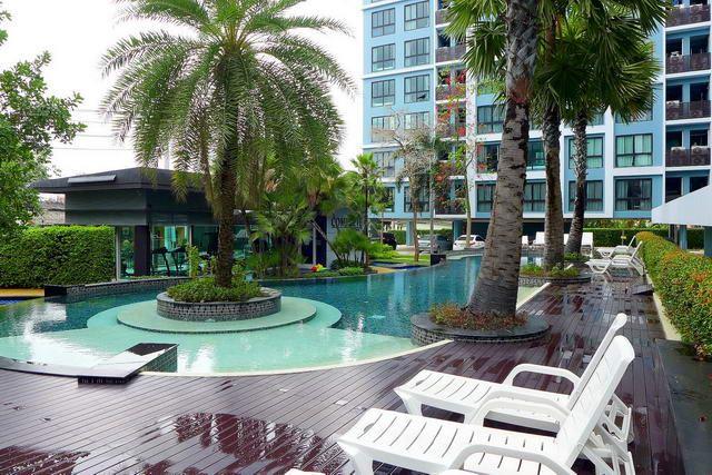  Condominium for sale North Pattaya showing the communal pool 