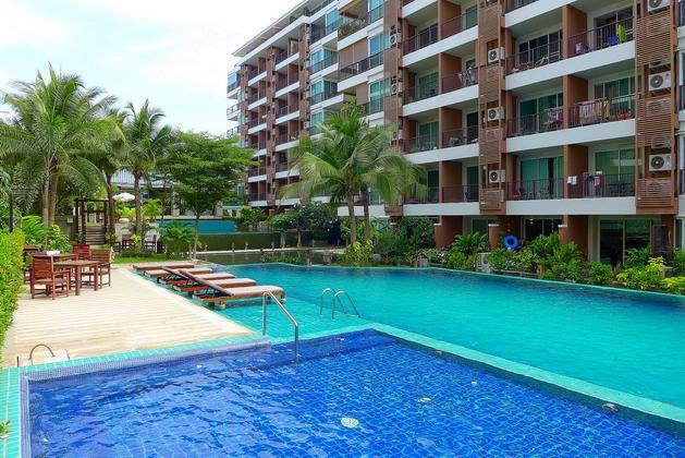 Condominium for sale South Pattaya showing the communal pool Condominium for sale South Pattaya showing the communal pool