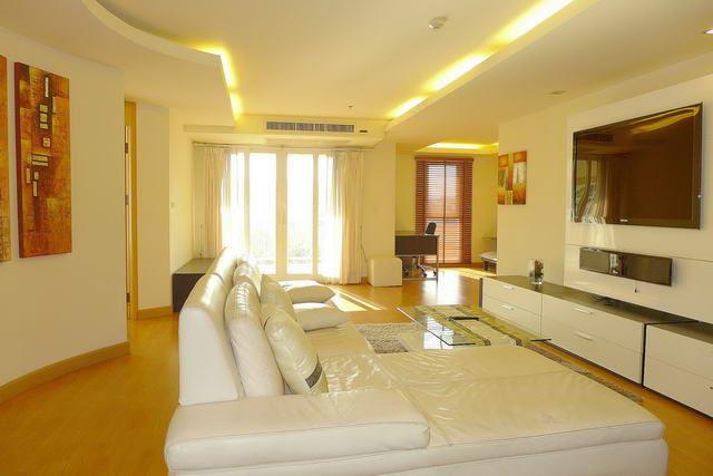 Condominium for sale South Pattaya showing the living area