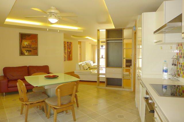 Condominium for sale South Pattaya showing the kitchen and dining area