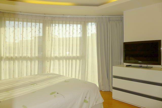 Condominium for sale South Pattaya showing the master bedroom