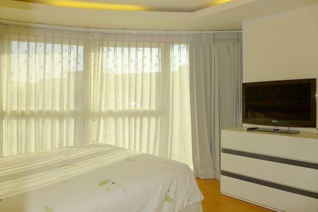 Condominium for sale South Pattaya showing the master bedroom Condominium for sale South Pattaya showing the master bedroom