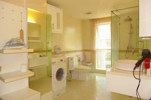 Condominium for sale South Pattaya showing the bathroom Condominium for sale South Pattaya showing the bathroom