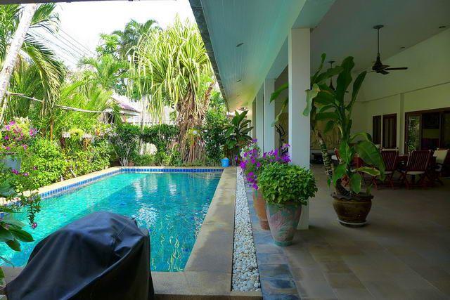 House for sale Jomtien showing the private pool House for sale Jomtien showing the private pool