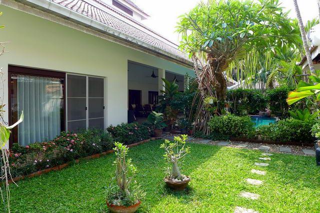 House for sale Jomtien showing the garden House for sale Jomtien showing the garden