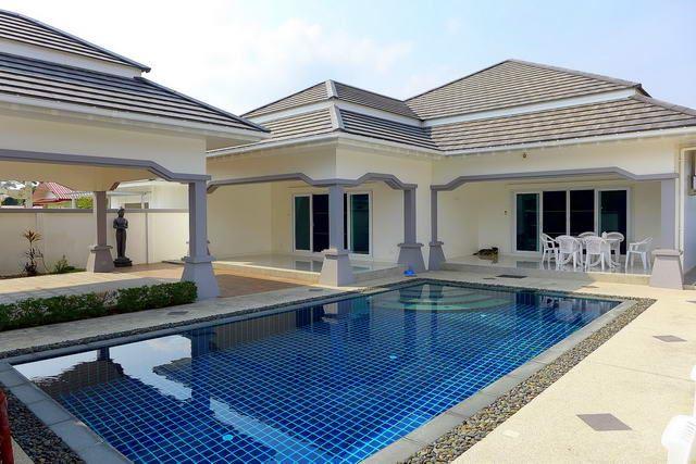 House for sale Bangsaray Pattaya showing the house and pool