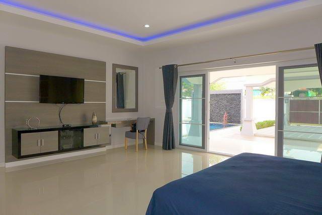House for sale Bangsaray Pattaya showing the master bedroom suite