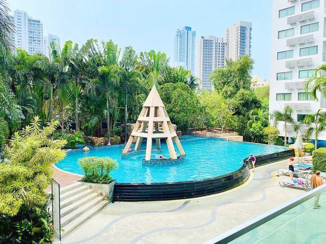 Condominium for sale Wong Amat showing the communal pool Condominium for sale Wong Amat showing the communal pool