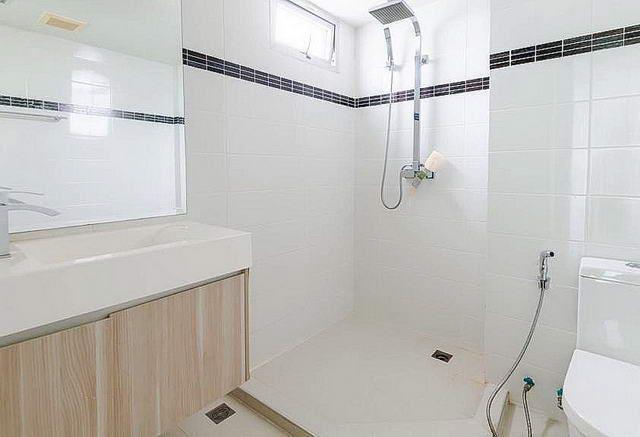 Condominium for sale Wong Amat showing a bathroom Condominium for sale Wong Amat showing a bathroom