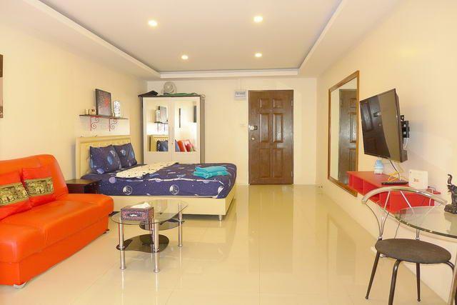 Condominium for sale Pattaya Beach showing the libing and sleeping areas