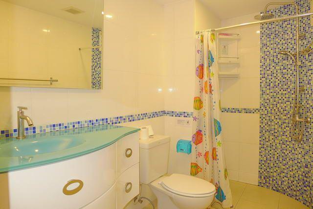 Condominium for sale Pattaya Beach showing the bathroom Condominium for sale Pattaya Beach showing the bathroom