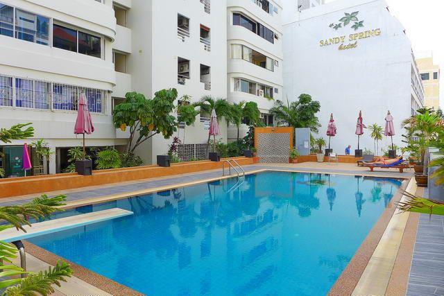 Condominium for sale Pattaya Beach showing the communal pool