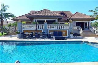 House for Sale Nongpalai Pattaya showing the house and pool