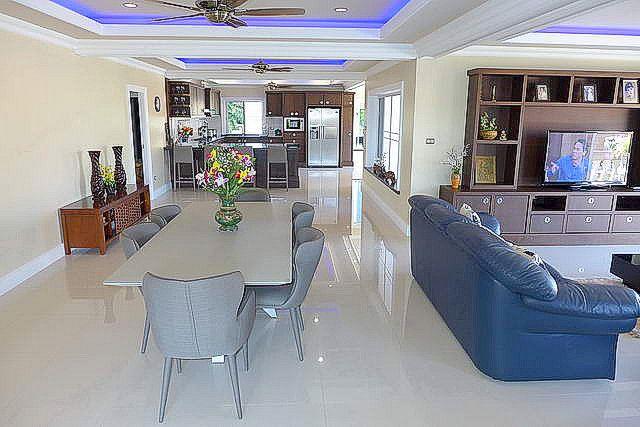 House for Sale Nongpalai Pattaya showing the dining and living areas