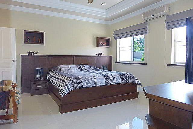 House for Sale Nongpalai Pattaya showing the master bedroom House for Sale Nongpalai Pattaya showing the master bedroom