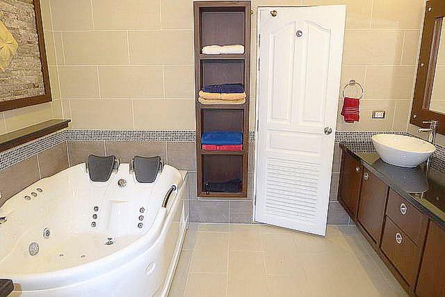 House for Sale Nongpalai Pattaya showing the master bathroom House for Sale Nongpalai Pattaya showing the master bathroom