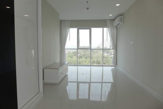 Condominium for sale on Pratumnak showing the living apace options