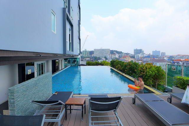 Condominium for sale on Pratumnak showing the communal pool Condominium for sale on Pratumnak showing the communal pool