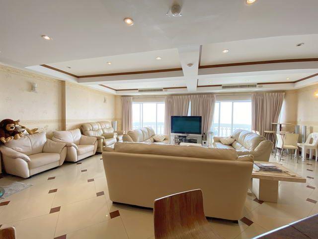 Condominium for sale Wongamat showing the large living area Condominium for sale Wongamat showing the large living area