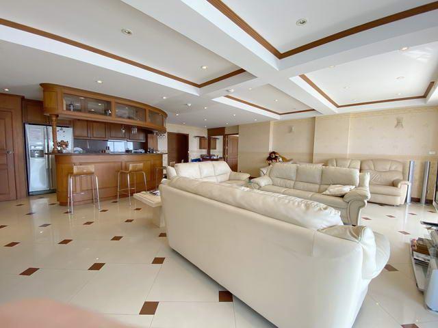 Condominium for sale Wongamat showing the living and bar areas Condominium for sale Wongamat showing the living and bar areas
