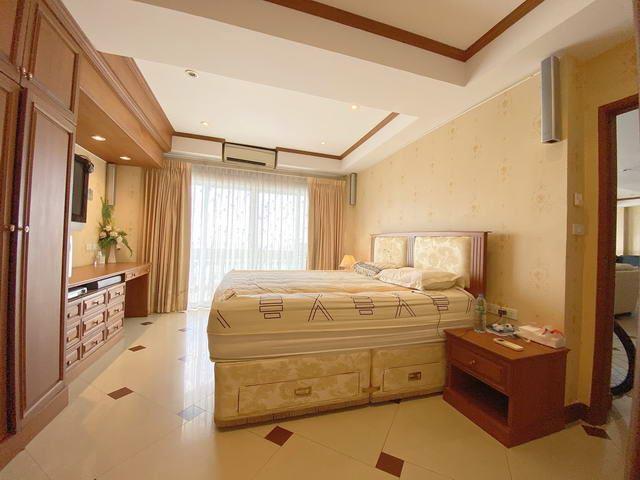 Condominium for sale Wongamat showing the master bedroom Condominium for sale Wongamat showing the master bedroom
