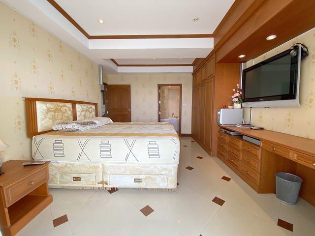Condominium for sale Wongamat showing the master bedroom suite Condominium for sale Wongamat showing the master bedroom suite