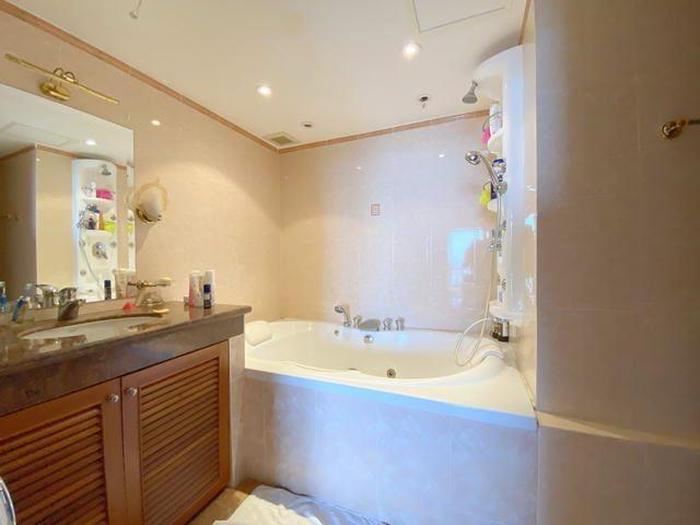 Condominium for sale Wongamat showing the master bathroom Condominium for sale Wongamat showing the master bathroom