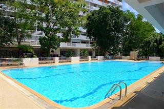 Condominium for sale South Pattaya showing the condo building and pool