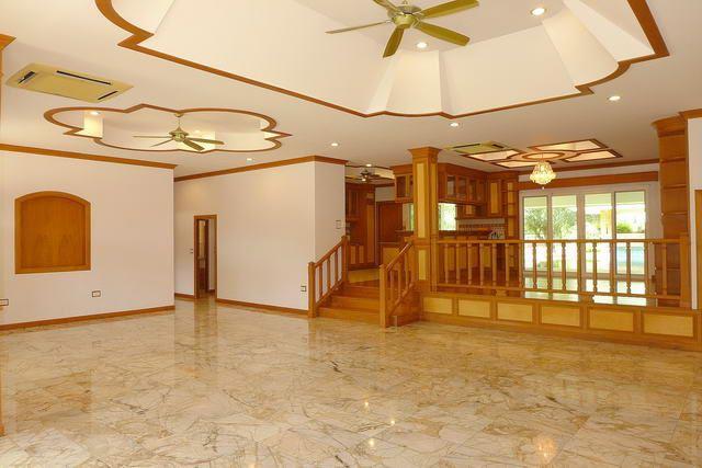 House for sale East Pattaya showing the raised dining area House for sale East Pattaya showing the raised dining area