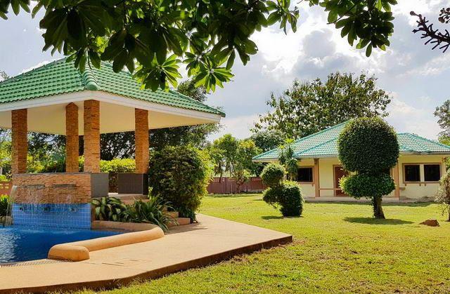 House for sale East Pattaya showing the pool and Sala House for sale East Pattaya showing the pool and Sala
