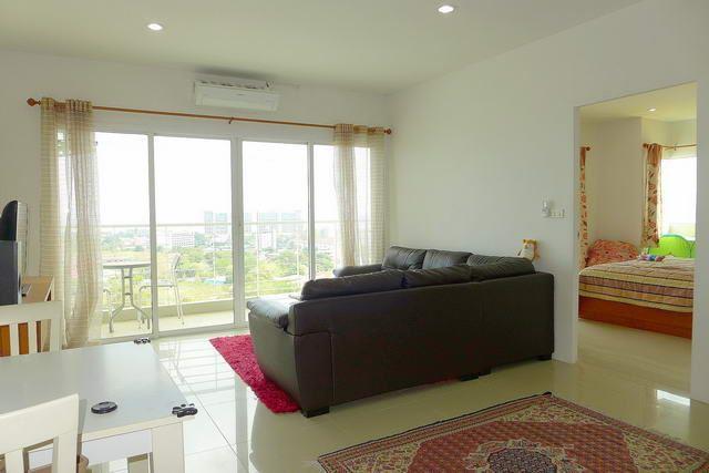 Condominium for sale Wong Amat showing the living area and bedroom Condominium for sale Wong Amat showing the living area and bedroom