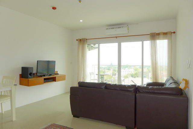 Condominium for sale Wong Amat showing the living area Condominium for sale Wong Amat showing the living area