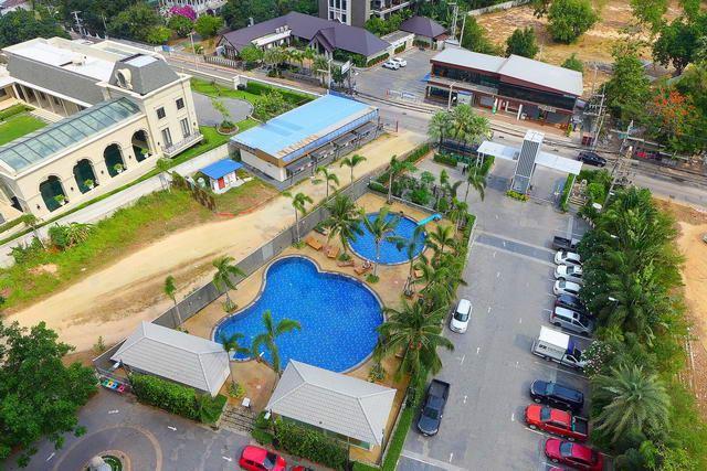 Condominium for sale Wong Amat showing the communal pool Condominium for sale Wong Amat showing the communal pool
