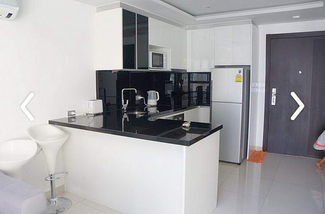 Condominium for sale Wong Amat showing the breakfast bar