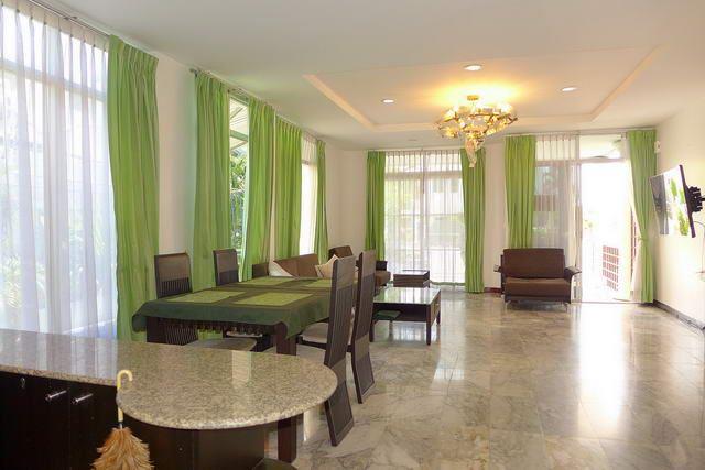 House for sale Wong Amat showing the dining and living areas House for sale Wong Amat showing the dining and living areas
