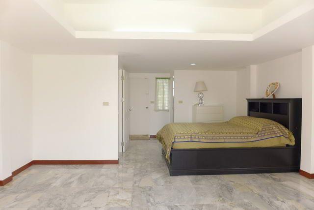House for sale Wong Amat showing the master bedroom suite House for sale Wong Amat showing the master bedroom suite