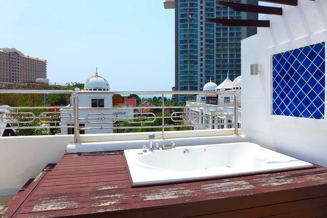 House for sale Wong Amat showing the Jacuzzi pool deck House for sale Wong Amat showing the Jacuzzi pool deck