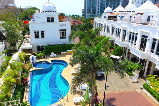 House for sale Wong Amat showing the communal pool House for sale Wong Amat showing the communal pool