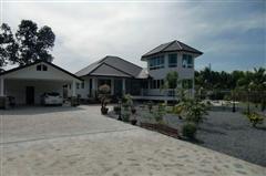 House for sale Na Jomtien showing the driveway entrance